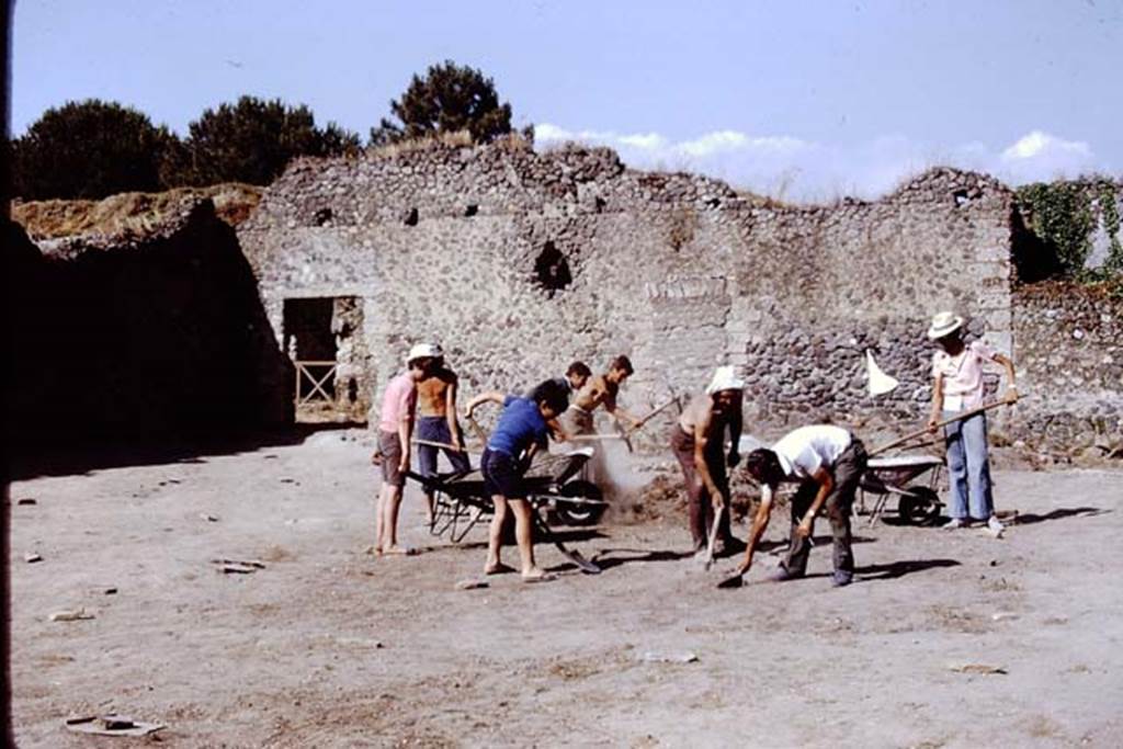 I.20.5 Pompeii. 1972. North-east corner and east wall. Photo by Stanley A. Jashemski.
Source: The Wilhelmina and Stanley A. Jashemski archive in the University of Maryland Library, Special Collections (See collection page) and made available under the Creative Commons Attribution-Non Commercial License v.4. See Licence and use details. J72f0089