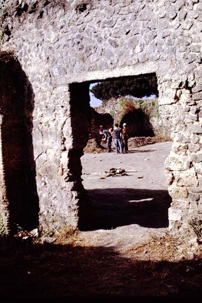 I.20.5 Pompeii. 1972. Looking west through entrance doorway. Photo by Stanley A. Jashemski.
Source: The Wilhelmina and Stanley A. Jashemski archive in the University of Maryland Library, Special Collections (See collection page) and made available under the Creative Commons Attribution-Non Commercial License v.4. See Licence and use details. J72f0125