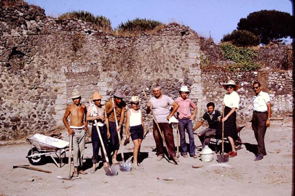 I.20.5 Pompeii. 1972. The workers posing again near the east wall, with Wilhelmina and Sig. Sicignano, on right. Photo by Stanley A. Jashemski.
Source: The Wilhelmina and Stanley A. Jashemski archive in the University of Maryland Library, Special Collections (See collection page) and made available under the Creative Commons Attribution-Non Commercial License v.4. See Licence and use details. J72f0138
