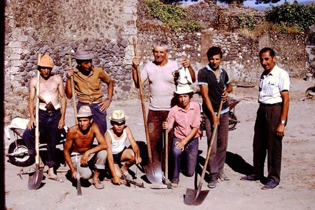 I.20.5 Pompeii. 1972. Wilhelmina’s workers and Sig. Sicignano, on right. Photo by Stanley A. Jashemski.
Source: The Wilhelmina and Stanley A. Jashemski archive in the University of Maryland Library, Special Collections (See collection page) and made available under the Creative Commons Attribution-Non Commercial License v.4. See Licence and use details. J72f0139