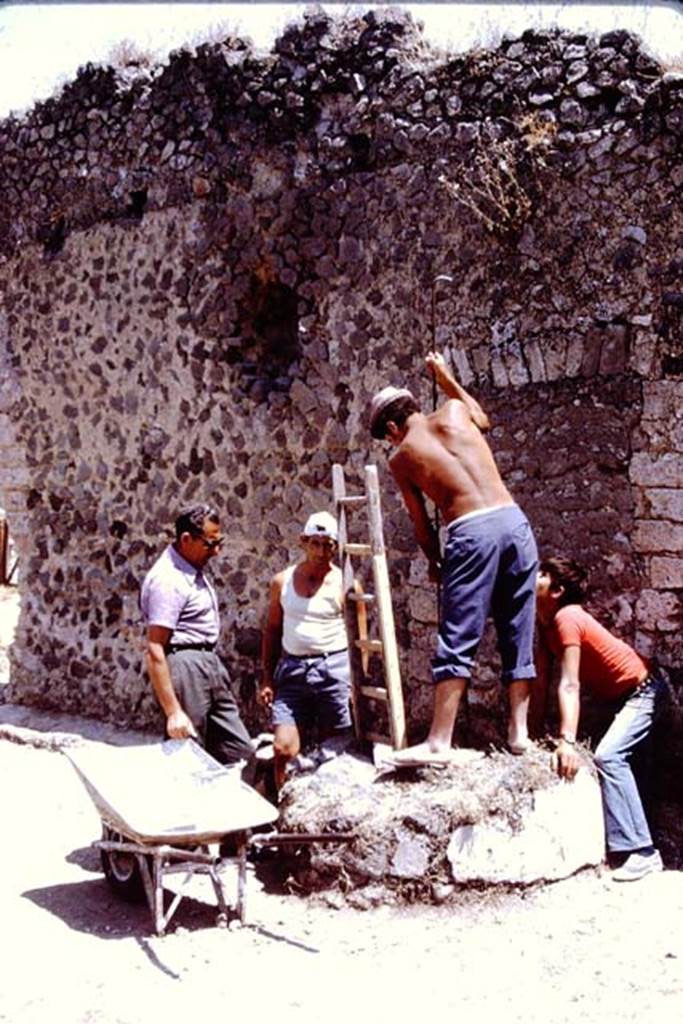 I.20.5 Pompeii. 1972. Cistern near east wall in north-east corner. Photo by Stanley A. Jashemski.
Source: The Wilhelmina and Stanley A. Jashemski archive in the University of Maryland Library, Special Collections (See collection page) and made available under the Creative Commons Attribution-Non Commercial License v.4. See Licence and use details. J72f0164