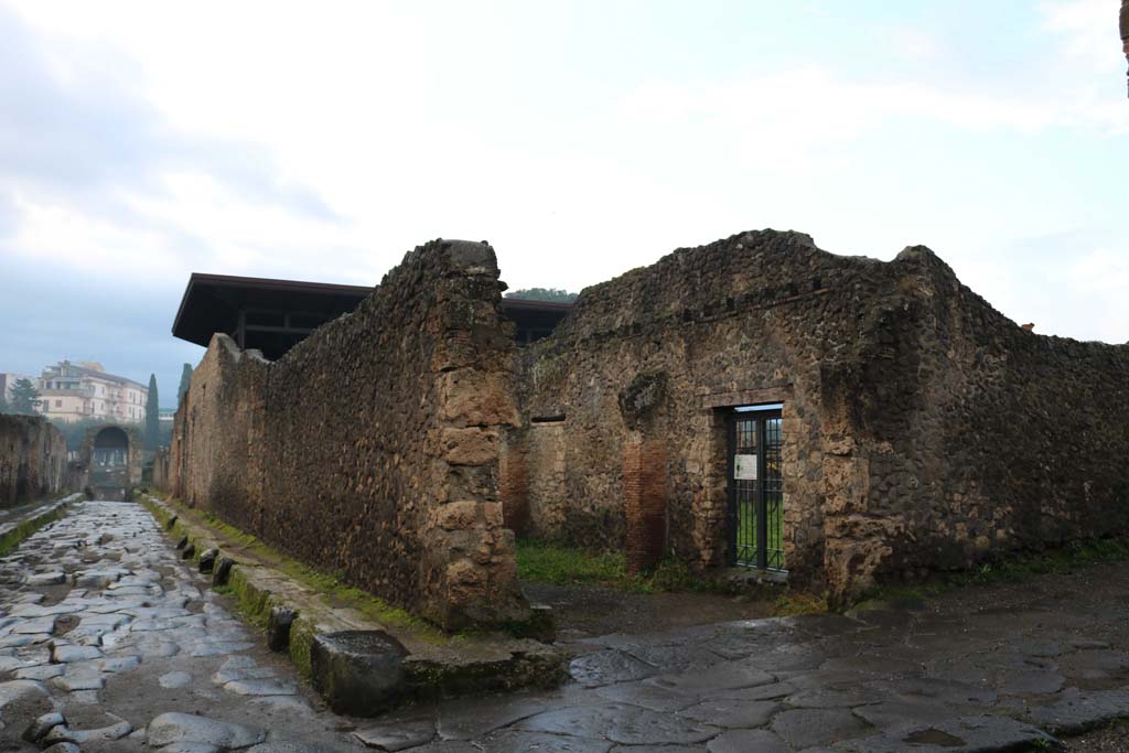 I.20.5 Pompeii. December 2018.
Looking south-west towards entrance on corner of Via della Palestra, on right, at junction with Via di Nocera, on left. Photo courtesy of Aude Durand.