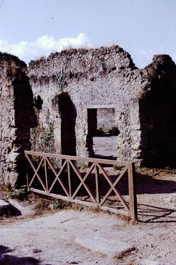 I.20.5 Pompeii. 1972. Entrance doorway. Photo by Stanley A. Jashemski.
Source: The Wilhelmina and Stanley A. Jashemski archive in the University of Maryland Library, Special Collections (See collection page) and made available under the Creative Commons Attribution-Non Commercial License v.4. See Licence and use details. J72f0565