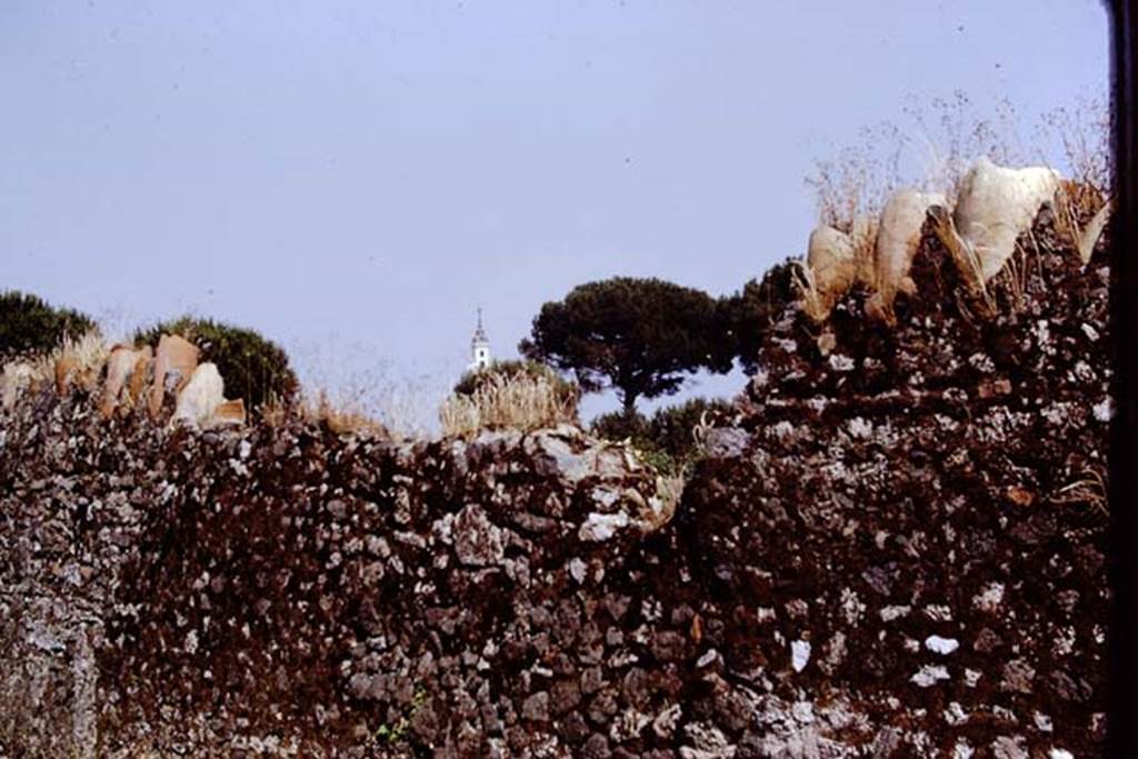 I.20.5 Pompeii. 1972. Pots embedded in top of wall to deter intruders. Photo by Stanley A. Jashemski.
Source: The Wilhelmina and Stanley A. Jashemski archive in the University of Maryland Library, Special Collections (See collection page) and made available under the Creative Commons Attribution-Non Commercial License v.4. See Licence and use details. J72f0073