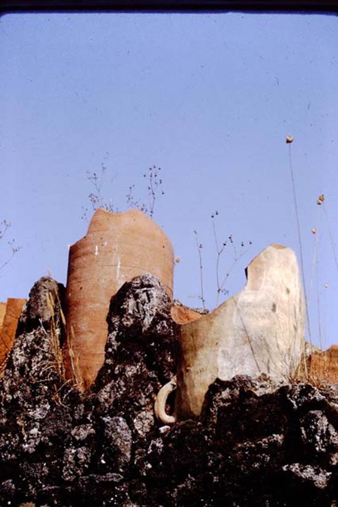 I.20.5 Pompeii. 1972. Pots embedded into top of wall. Photo by Stanley A. Jashemski.
Source: The Wilhelmina and Stanley A. Jashemski archive in the University of Maryland Library, Special Collections (See collection page) and made available under the Creative Commons Attribution-Non Commercial License v.4. See Licence and use details. J72f0074