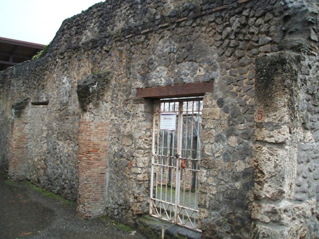 I.20.5 Pompeii. December 2004. Entrance doorway to vineyard/garden.
I.20.5 Pompeii. December 2004. Entrance doorway to vineyard/garden in west wall.