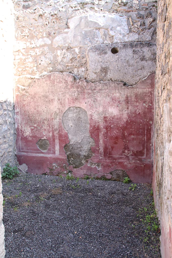I.21.2 Pompeii. October 2022.
Looking towards east wall of cubiculum. Photo courtesy of Klaus Heese.