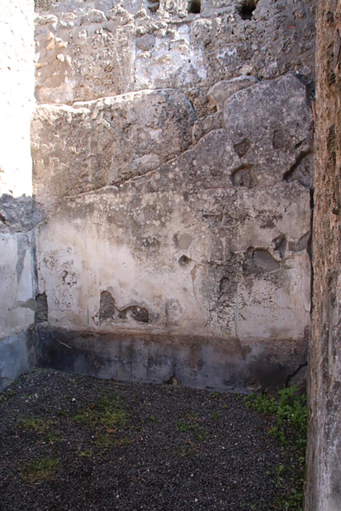 I.21.2 Pompeii. October 2022.
Looking towards east wall of cubiculum. Photo courtesy of Klaus Heese.