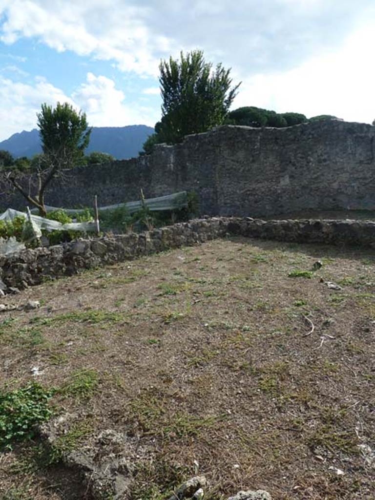 I.21.2 Pompeii. September 2015. Looking south-west from doorway.