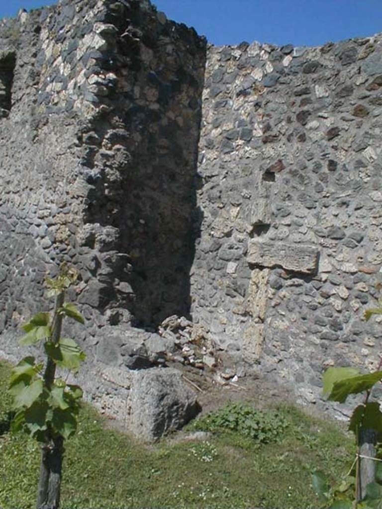 I.21.2 Pompeii. May 2005. Eastern wall of Fugitives Garden.