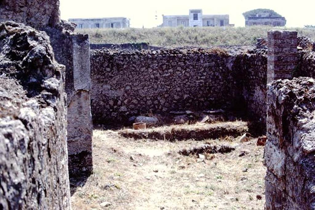 I.21.2 Pompeii. 1972. Looking south through entrance. Photo by Stanley A. Jashemski. 
Source: The Wilhelmina and Stanley A. Jashemski archive in the University of Maryland Library, Special Collections (See collection page) and made available under the Creative Commons Attribution-Non Commercial License v.4. See Licence and use details. J72f0658
