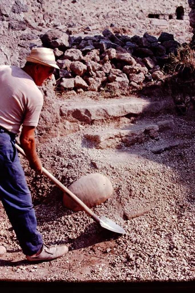 I.21.3 Pompeii. 1974. Emerging find. Photo by Stanley A. Jashemski.
Source: The Wilhelmina and Stanley A. Jashemski archive in the University of Maryland Library, Special Collections (See collection page) and made available under the Creative Commons Attribution-Non Commercial License v.4. See Licence and use details. J74f0254