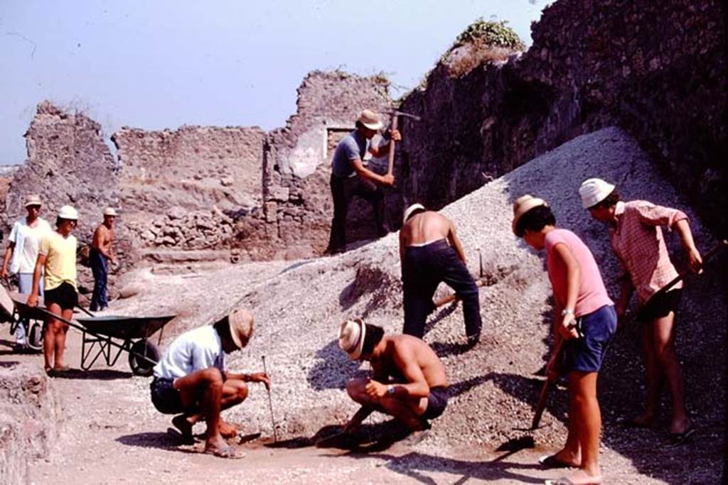 I.21.3 Pompeii. 1974. Looking north along east side. Photo by Stanley A. Jashemski.
Source: The Wilhelmina and Stanley A. Jashemski archive in the University of Maryland Library, Special Collections (See collection page) and made available under the Creative Commons Attribution-Non Commercial License v.4. See Licence and use details. J74f0256
