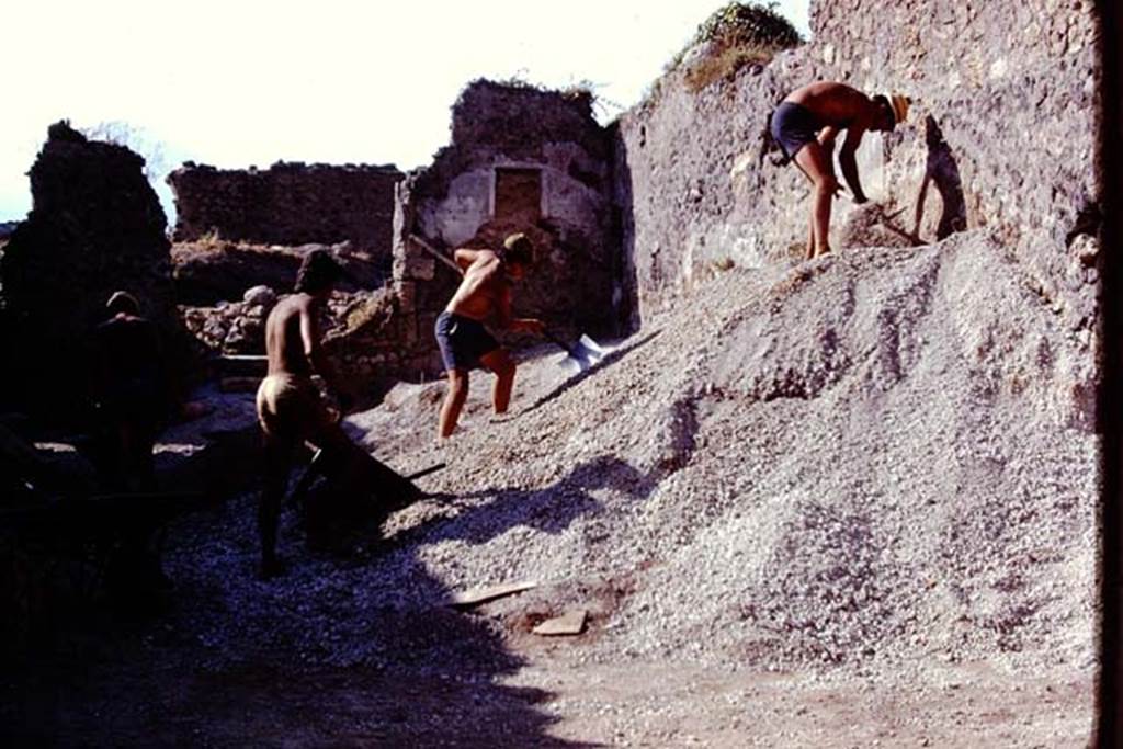 I.21.3 Pompeii. 1974. Clearing the lapilli from near the east wall, looking north. Photo by Stanley A. Jashemski.
Source: The Wilhelmina and Stanley A. Jashemski archive in the University of Maryland Library, Special Collections (See collection page) and made available under the Creative Commons Attribution-Non Commercial License v.4. See Licence and use details. J74f0293
