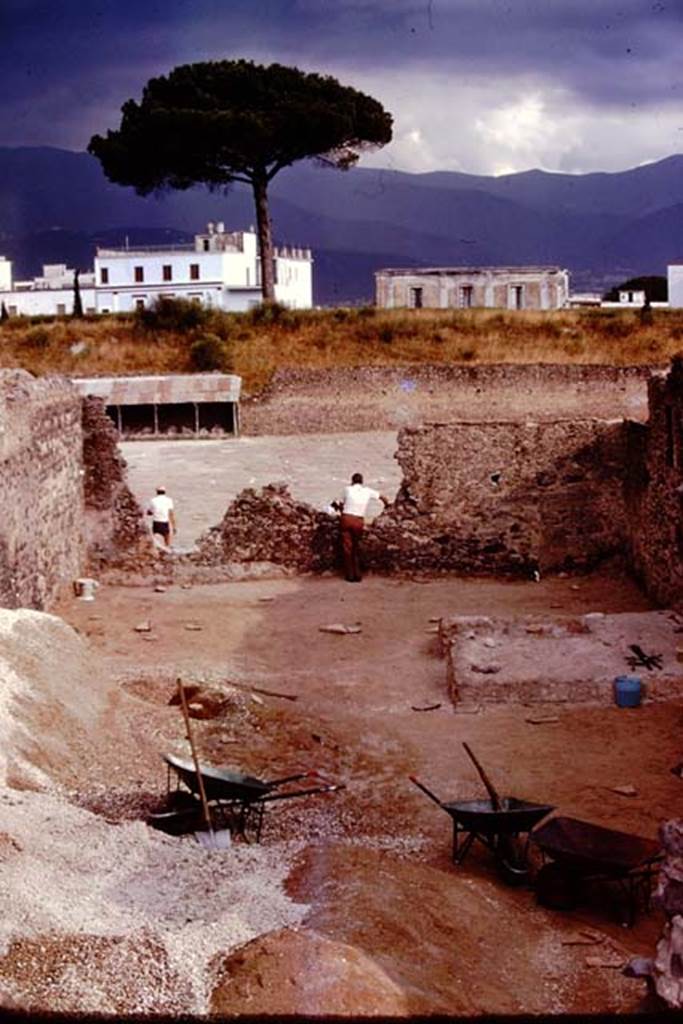 I.21.3 Pompeii. 1974. Looking south across Garden of Fugitives, during excavations.
Photo by Stanley A. Jashemski.
Source: The Wilhelmina and Stanley A. Jashemski archive in the University of Maryland Library, Special Collections (See collection page) and made available under the Creative Commons Attribution-Non Commercial License v.4. See Licence and use details. J74f0328