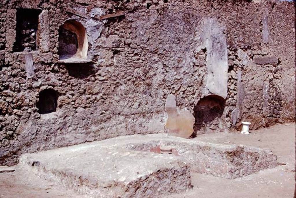 1.21.3 Pompeii. 1974. Looking towards west wall, with niches and triclinium. Photo by Stanley A. Jashemski.
Source: The Wilhelmina and Stanley A. Jashemski archive in the University of Maryland Library, Special Collections (See collection page) and made available under the Creative Commons Attribution-Non Commercial License v.4. See Licence and use details. J74f0358