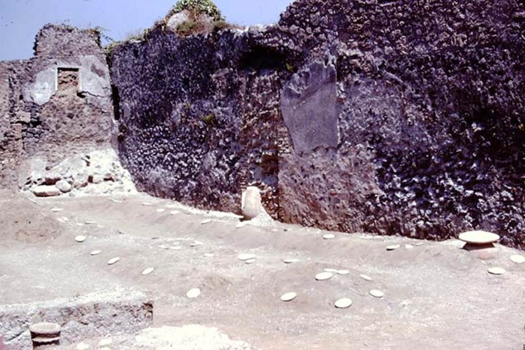 I.21.3 Pompeii. 1974. Looking towards north-east corner and east wall. Photo by Stanley A. Jashemski.
Source: The Wilhelmina and Stanley A. Jashemski archive in the University of Maryland Library, Special Collections (See collection page) and made available under the Creative Commons Attribution-Non Commercial License v.4. See Licence and use details. J74f0721