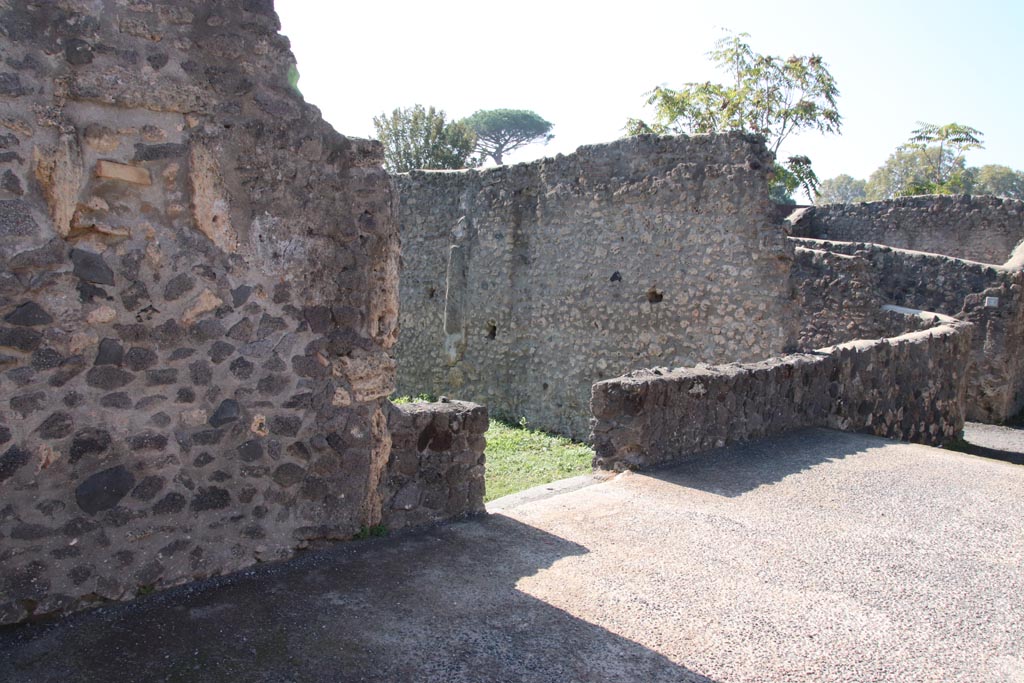 I.21.3 Pompeii. October 2022.
Looking south-west to entrance doorway on south side of Via della Palestra. Photo courtesy of Klaus Heese.