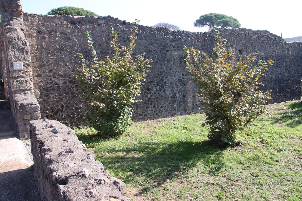 I.21.3 Pompeii. October 2022. Looking east towards entrance doorway. Photo courtesy of Klaus Heese.