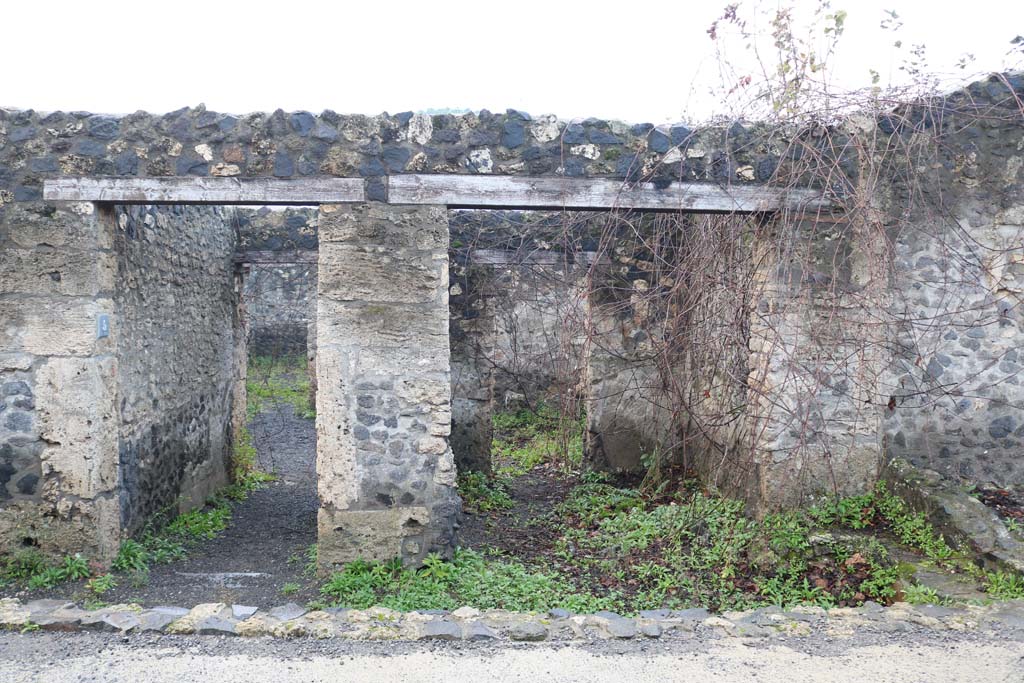 I.21.5 on left, and I.21.4, on right. December 2018.
Looking south to entrance doorways on Via della Palestra. Photo courtesy of Aude Durand.