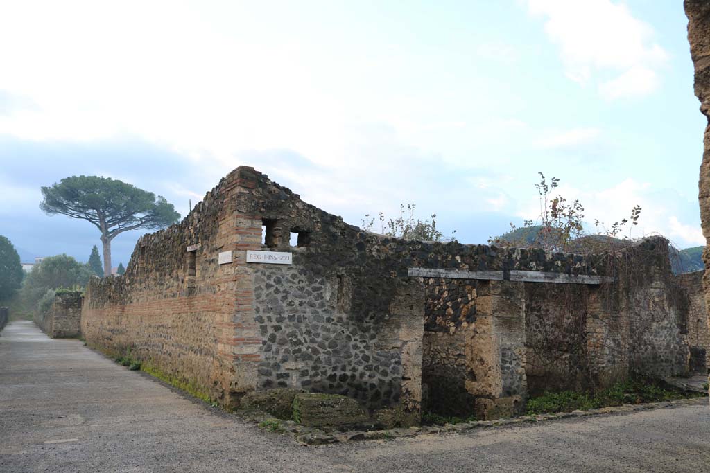 I.21.5 and I.21.4, Pompeii. December 2018.
Looking towards entrances at junction of Vicolo dei Fuggiaschi, on left, and Via della Palestra, lower. Photo courtesy of Aude Durand.