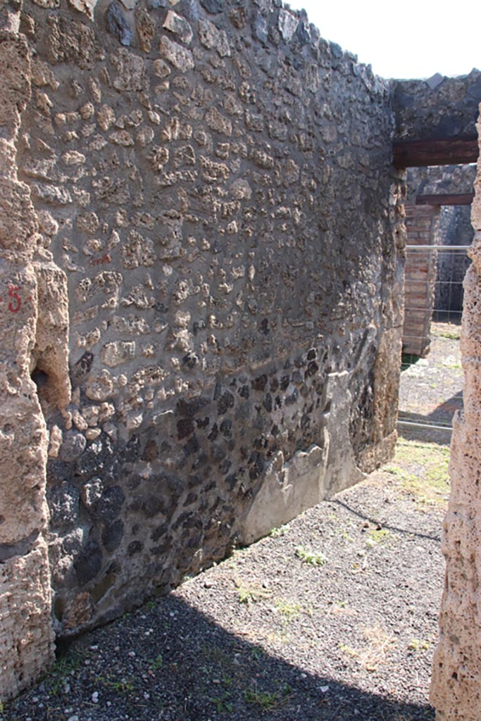 I.21.5 Pompeii. October 2022.
Looking south along east wall of entrance corridor. Photo courtesy of Klaus Heese.