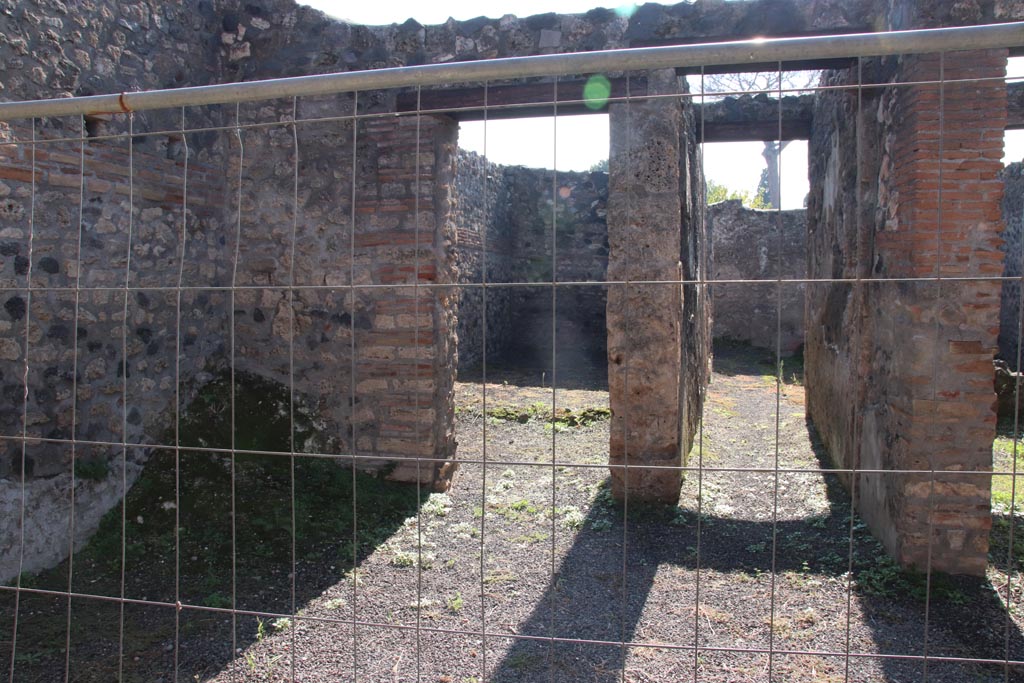 I.21.5 Pompeii. October 2022.
Looking south from entrance corridor towards doorway to storeroom and garden. Photo courtesy of Klaus Heese.