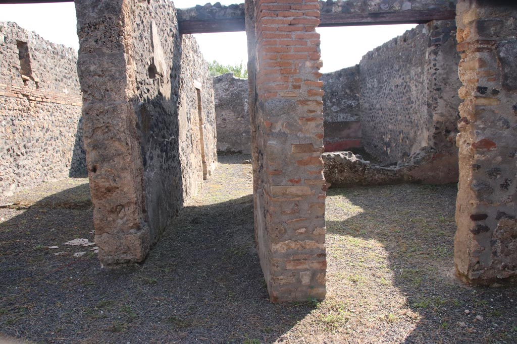 I.21.5 Pompeii. October 2023.
Looking south from atrium along corridor to garden area with doorway to tablinum, on right. Photo courtesy of Klaus Heese.