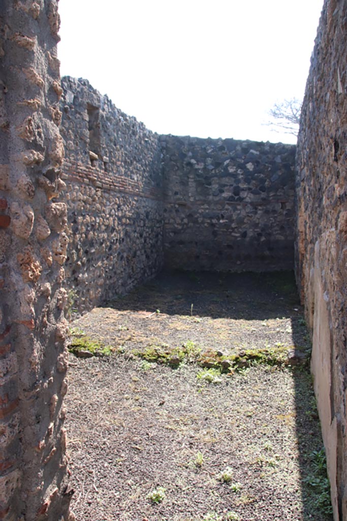 I.21.5 Pompeii. October 2022.
Doorway to rear room on south side of atrium. Storeroom? Photo courtesy of Klaus Heese.