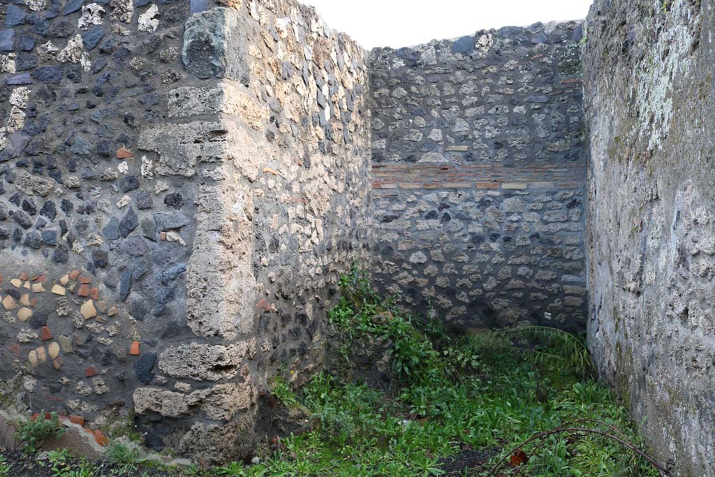 I.21.5 Pompeii. December 2018. Looking east towards kitchen/latrine area. Photo courtesy of Aude Durand.