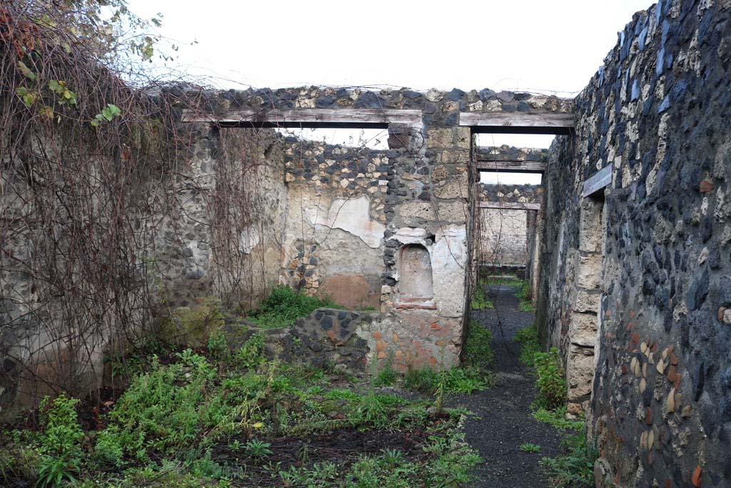 I.21.5 Pompeii. December 2018.
Looking north from garden area, towards windowed wall of tablinum with niche, and corridor to atrium. Photo courtesy of Aude Durand.