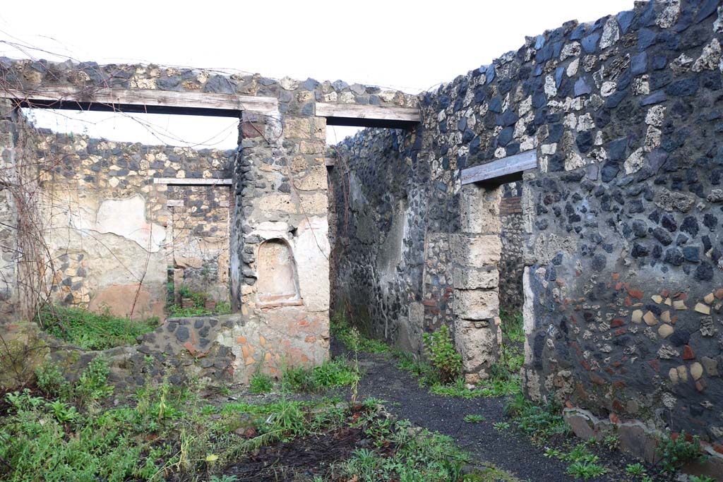 I.21.5 Pompeii. December 2018.
Looking north-east from garden area, towards windowed wall of tablinum with niche, and corridor to atrium. Photo courtesy of Aude Durand.