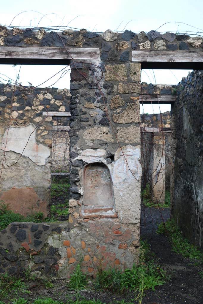 I.21.5 Pompeii. December 2018.
North wall of garden area with niche decorated with painted flowers. Photo courtesy of Aude Durand.