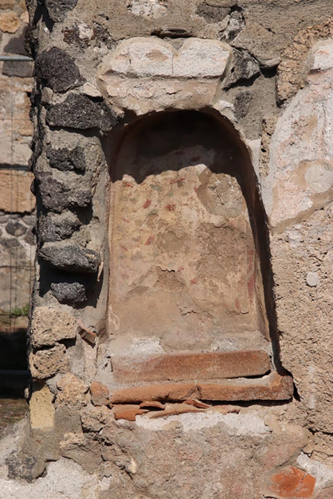 I.21.5 Pompeii. October 2022.
Niche decorated with painted flowers, in north wall of garden area. Photo courtesy of Klaus Heese.