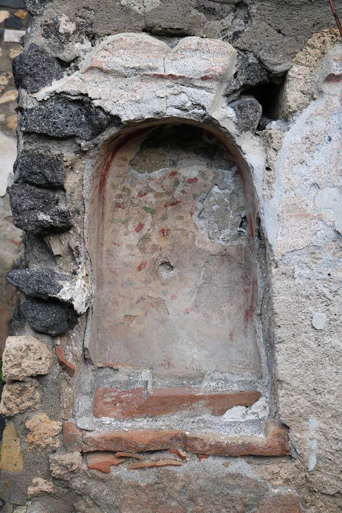 I.21.5 Pompeii. December 2018.
Niche decorated with painted flowers, in north wall of garden area. Photo courtesy of Aude Durand.