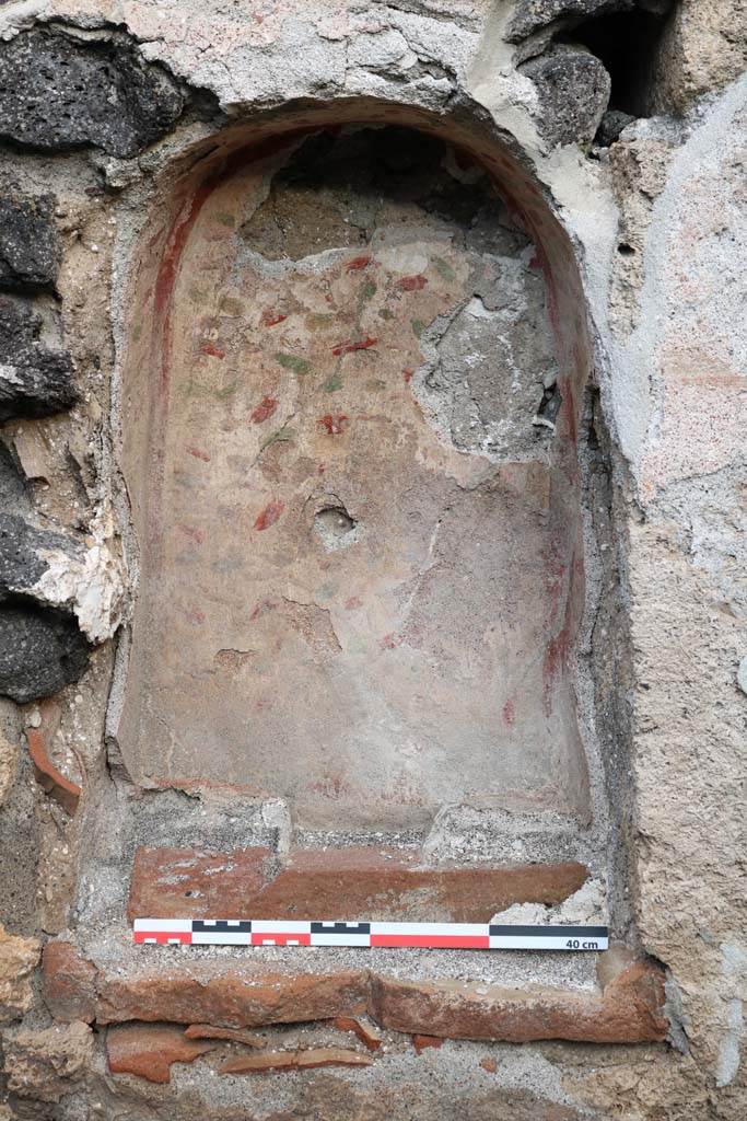 I.21.5 Pompeii. December 2018.
Detail of niche decorated with painted flowers in north wall. Photo courtesy of Aude Durand.