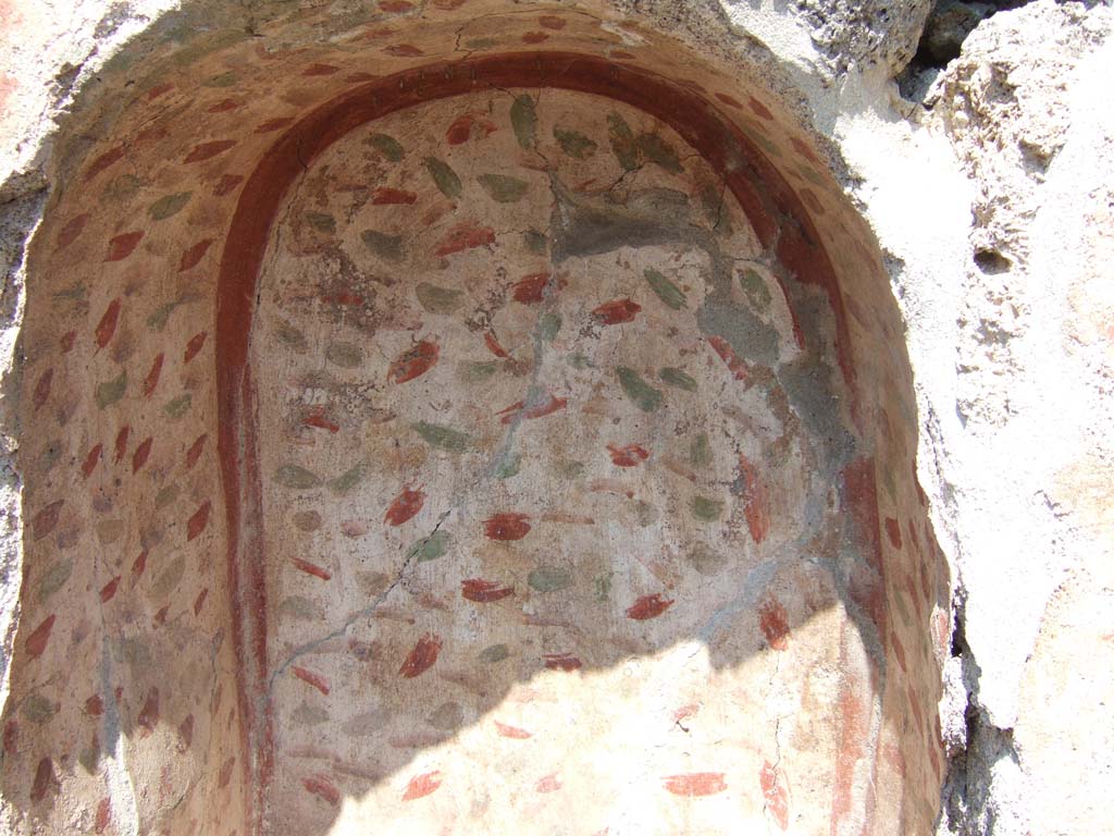 I.21.5 Pompeii. September 2005.
Painted niche on north wall of garden area. The red and green dots presumably represent red flowers and green leaves.