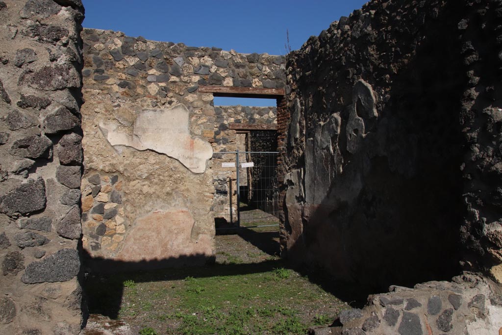 I.21.5 Pompeii. October 2022.
Looking north through window into tablinum towards north wall with doorway to atrium. Photo courtesy of Klaus Heese.