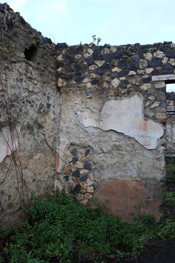 I.21.5 Pompeii. December 2018.
North wall of tablinum in north-west corner, with remains of painted plaster. Photo courtesy of Aude Durand.