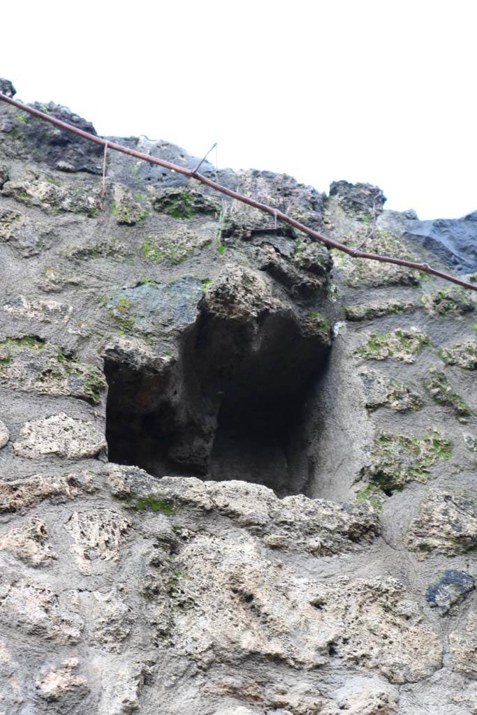 I.21.5 Pompeii. December 2018.
Upper west wall of tablinum, detail of potential niche. Photo courtesy of Aude Durand.