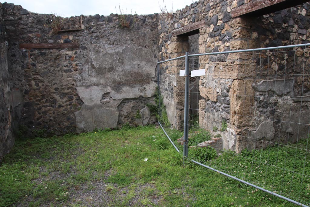 I.21.5 Pompeii. May 2024.
Looking towards west wall of atrium, with doorways to I.21.4 in centre, and to entrance corridor, on right. Photo courtesy of Klaus Heese.