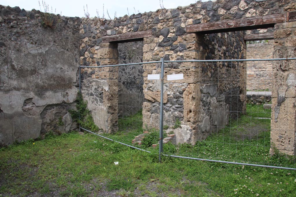 I.21.5 Pompeii. May 2024.
Looking west towards north side of atrium with doorways to I.21.4 in centre, and to entrance corridor, on right. Photo courtesy of Klaus Heese.