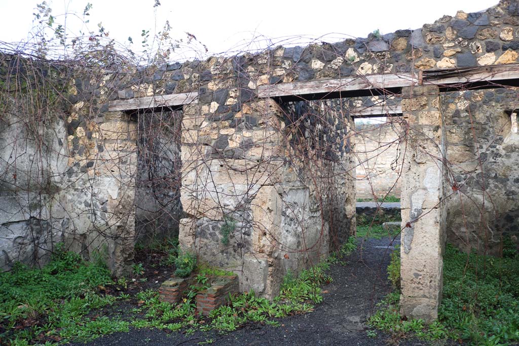 I.21.5 Pompeii. December 2018.
Looking towards north side of atrium with doorways to I.21.4 (left), to entrance corridor, and to cubiculum (right). Photo courtesy of Aude Durand.