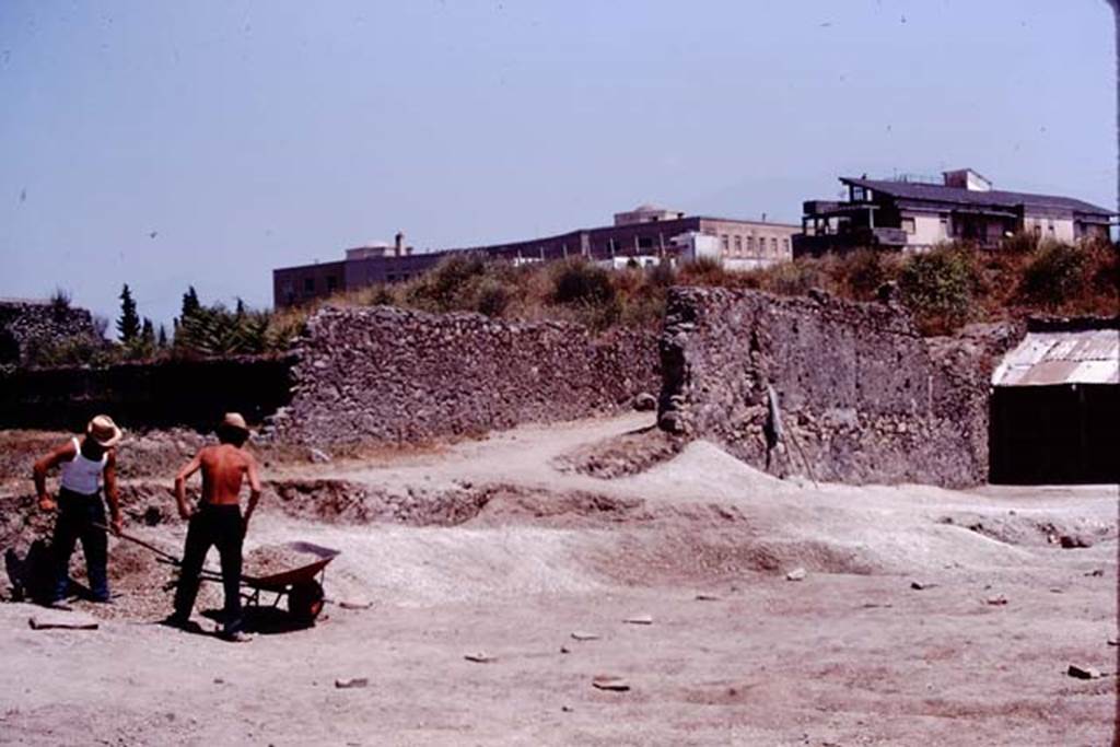 I.21.6 Pompeii. 1974. Looking towards the south-east corner. Photo by Stanley A. Jashemski.
Source: The Wilhelmina and Stanley A. Jashemski archive in the University of Maryland Library, Special Collections (See collection page) and made available under the Creative Commons Attribution-Non Commercial License v.4. See Licence and use details. J74f0240
