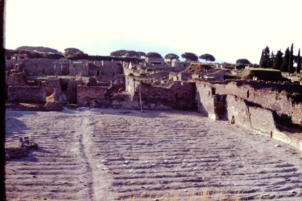 I.21.6 Pompeii. 1974. Looking north. Photo by Stanley A. Jashemski.
Source: The Wilhelmina and Stanley A. Jashemski archive in the University of Maryland Library, Special Collections (See collection page) and made available under the Creative Commons Attribution-Non Commercial License v.4. See Licence and use details. J74f0308
