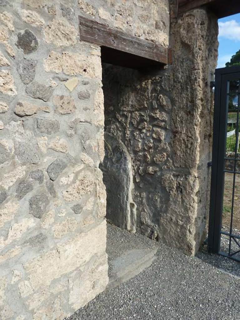 I.21.2 Pompeii. September 2015. Doorway to cubiculum on south end of east wall.