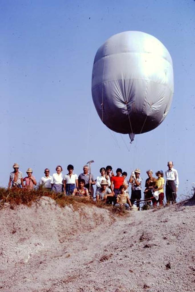 I.22 Pompeii. 1974. The workers, Sig. Sicignano, Wilhelmina  and Stanley with the �balloon�. Photo by Stanley A. Jashemski.   
Source: The Wilhelmina and Stanley A. Jashemski archive in the University of Maryland Library, Special Collections (See collection page) and made available under the Creative Commons Attribution-Non Commercial License v.4. See Licence and use details. J74f0422
