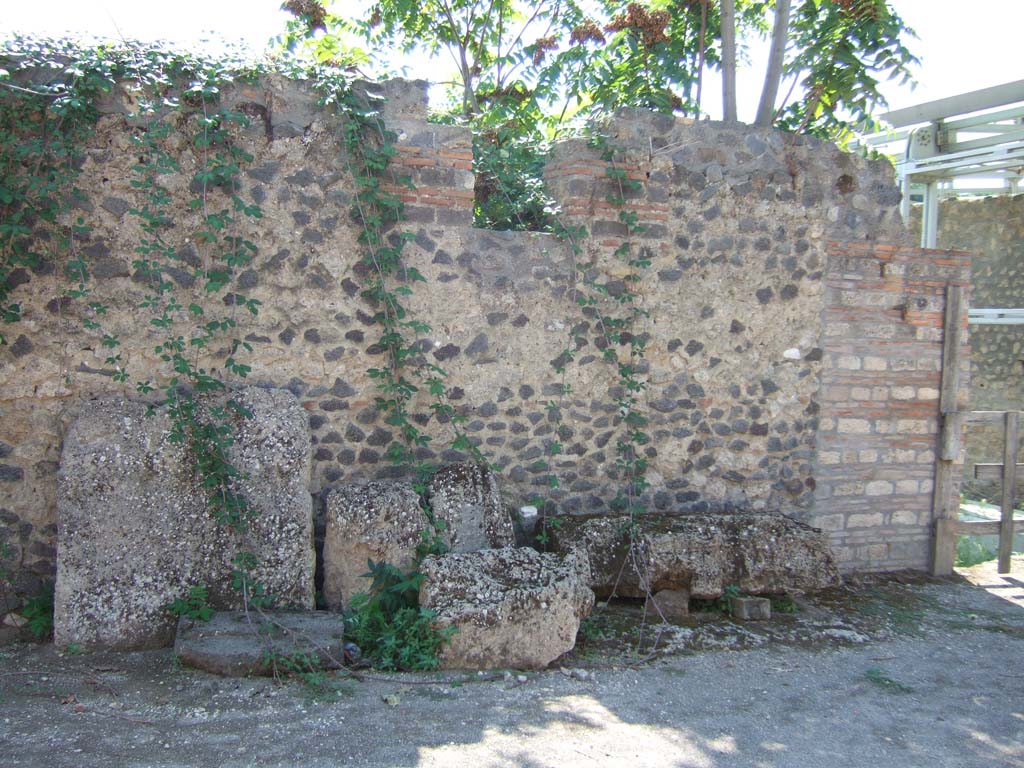Wall between I.22.3 and I.22.2 on Via della Palestra. September 2005. Looking south.
