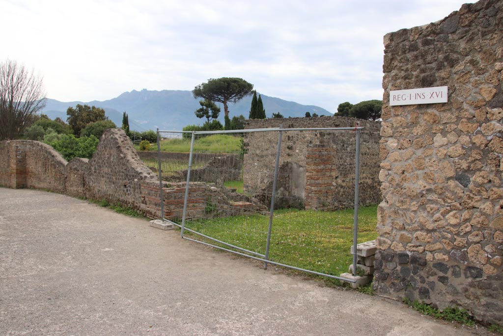.22.3 Pompeii, on left. May 2024.
Looking south-west towards corner of insula at junction of Vicolo della Nave Europa, on left, and Via della Palestra, in centre.
Photo courtesy of Klaus Heese.