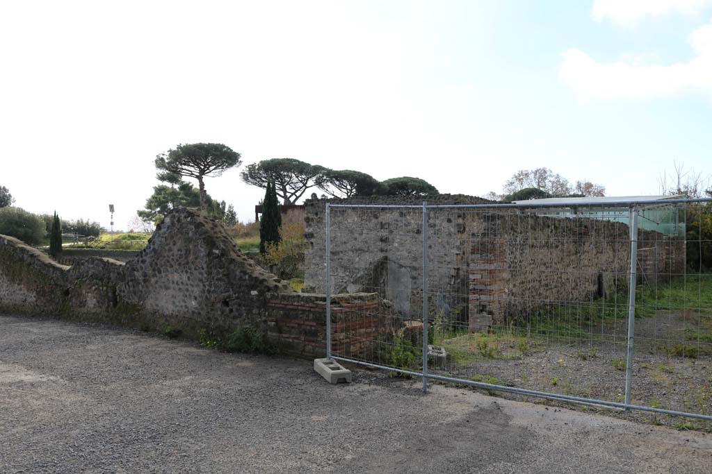 1.22.3 Pompeii. December 2018.
Looking south-west towards corner of insula at junction of Vicolo della Nave Europa, on left, and Via della Palestra, on right.
Photo courtesy of Aude Durand.